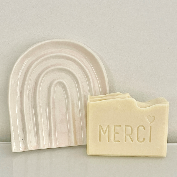 Savon Merci avec son porte-savon en porcelaine fabriqué en Provence